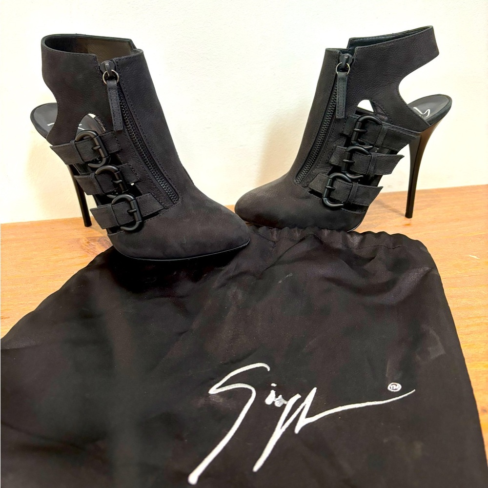Giuseppe zanotti black matte leather buckle ankle boot heels 38 $1,200